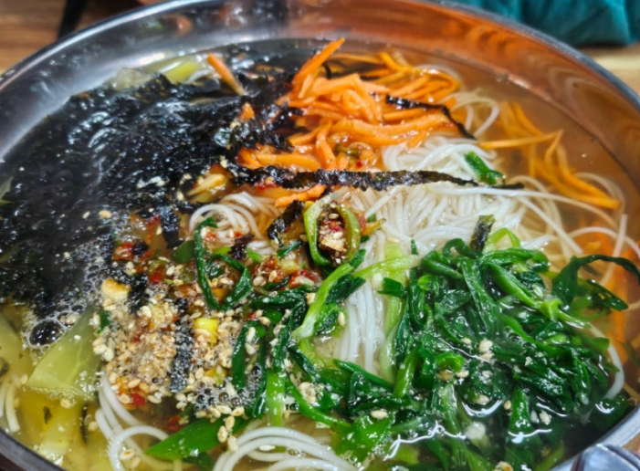 Janchi Guksu recipe – Banquet Noodles with Extra Eggs for a Protein Lift