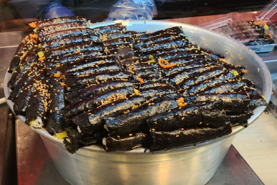 Monyeo Kimbap, 모녀김밥 A Beloved Taste of Gwangjang Market